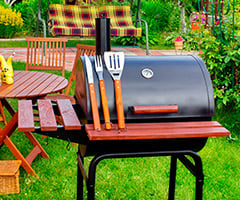 Zubehör für den Grill. Grillgeräte, Grillplatten, tragbare Grills und Barbecues im Freien